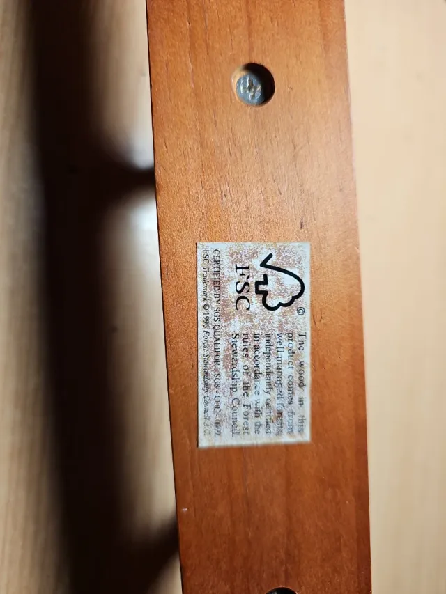 Colgador de madera con 4 pomos