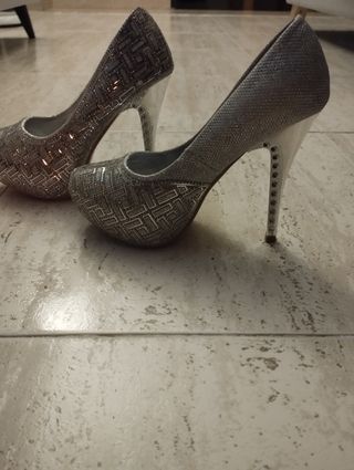 Zapatos de tacón plateados y dorados