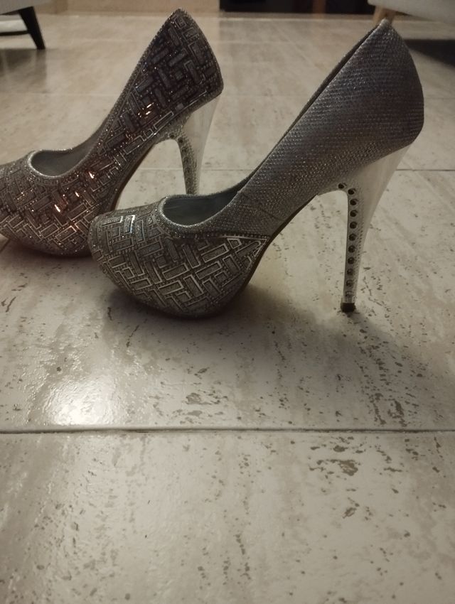 Zapatos de tacón plateados y dorados