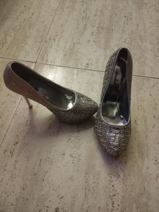 Zapatos de tacón plateados y dorados
