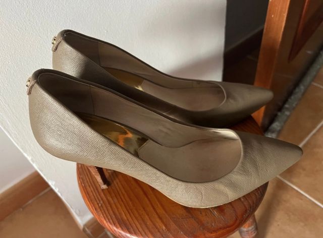Tacones Michael Kors Beige y Dorado