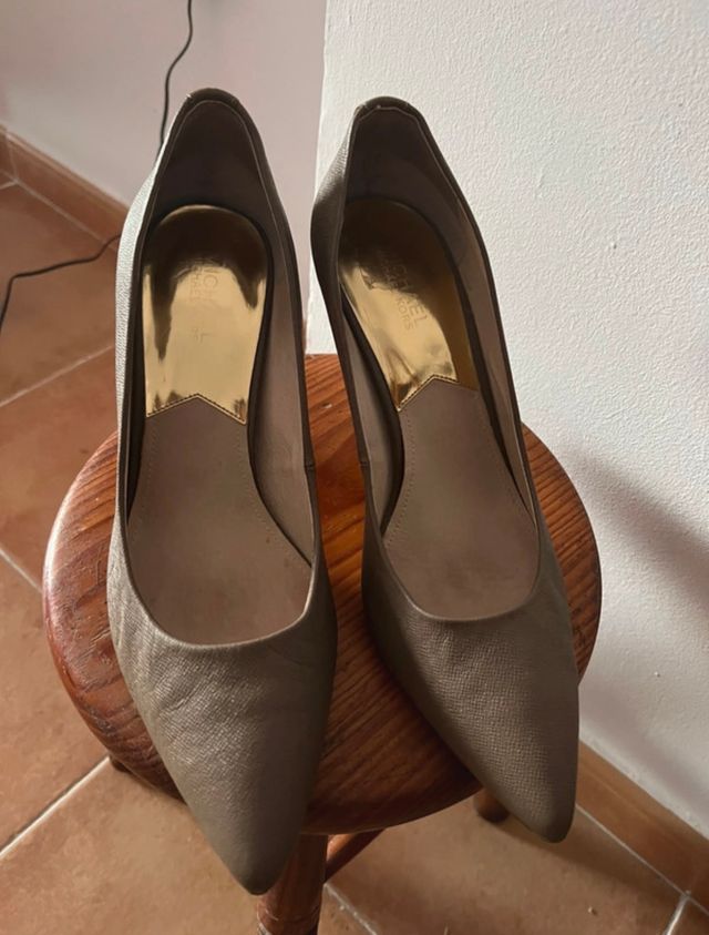 Tacones Michael Kors Beige y Dorado