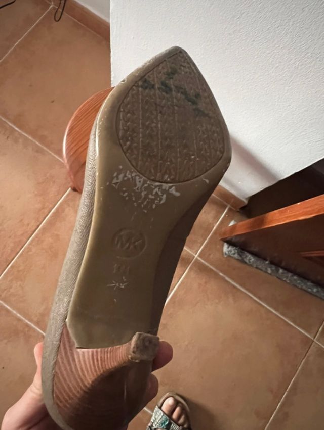 Tacones Michael Kors Beige y Dorado