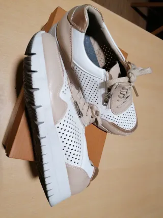 Zapatos cómodos beige y blanco