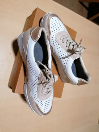 Zapatos cómodos beige y blanco