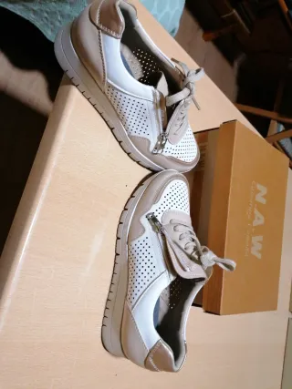 Zapatos cómodos beige y blanco