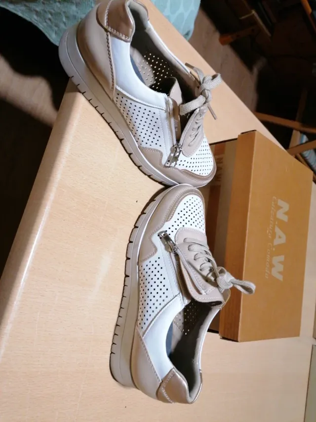 Zapatos cómodos beige y blanco