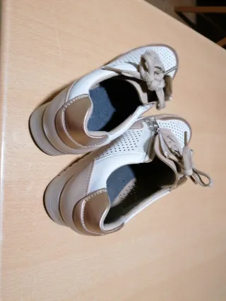 Zapatos cómodos beige y blanco