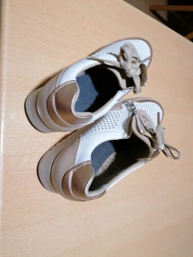 Zapatos cómodos beige y blanco