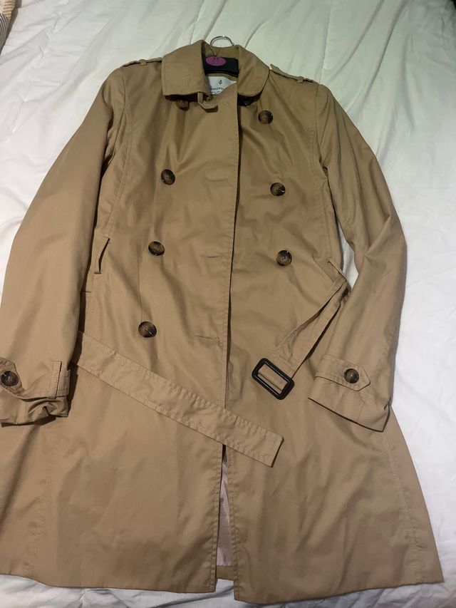 Trench beige con bottoni e cintura