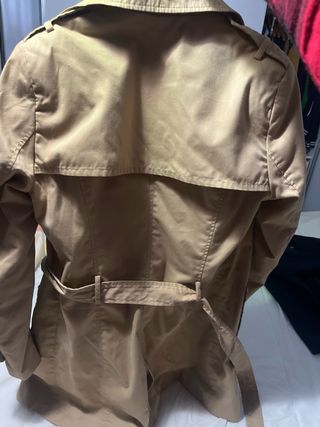 Trench beige con botones y cinturón