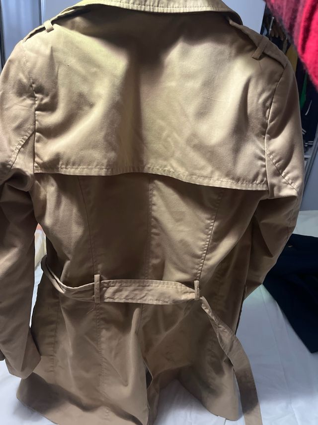 Trench beige con bottoni e cintura