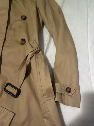 Trench beige con botones y cinturón