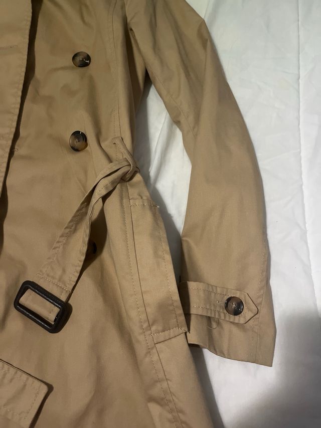 Trench beige con bottoni e cintura