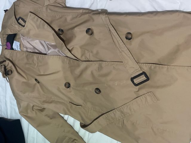 Trench beige con bottoni e cintura