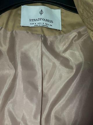 Trench beige con botones y cinturón