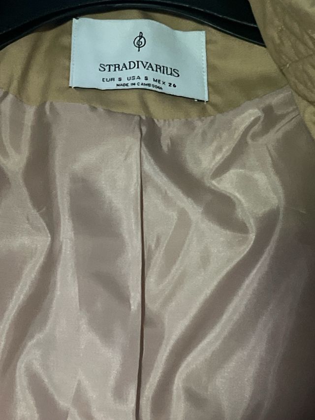 Trench beige con bottoni e cintura