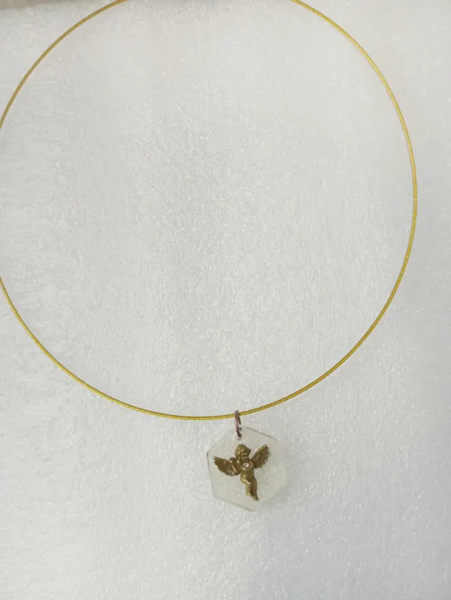 Collar choker con colgante de ángel