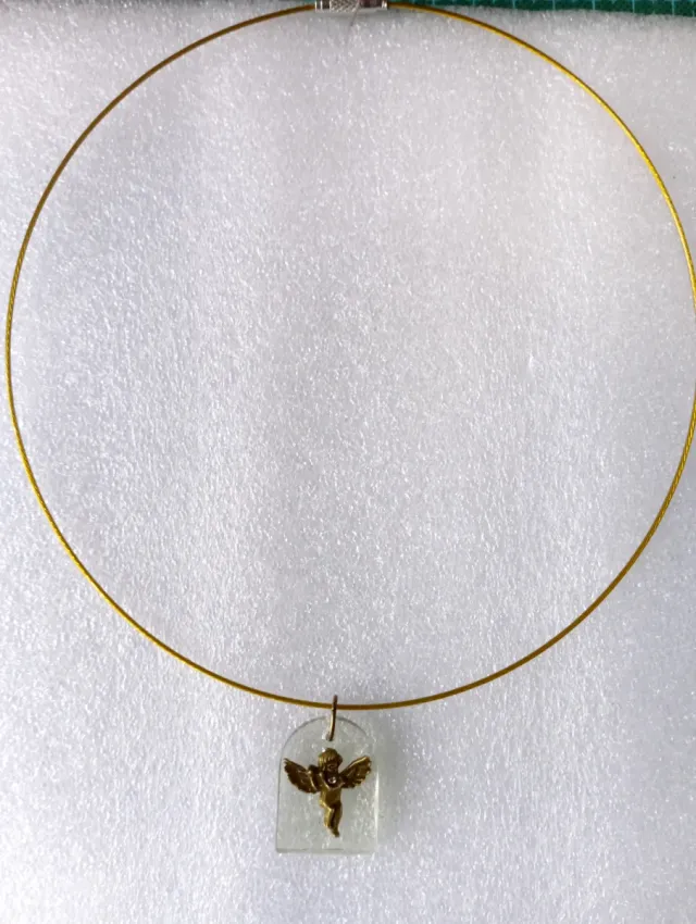 Collar choker con colgante de ángel