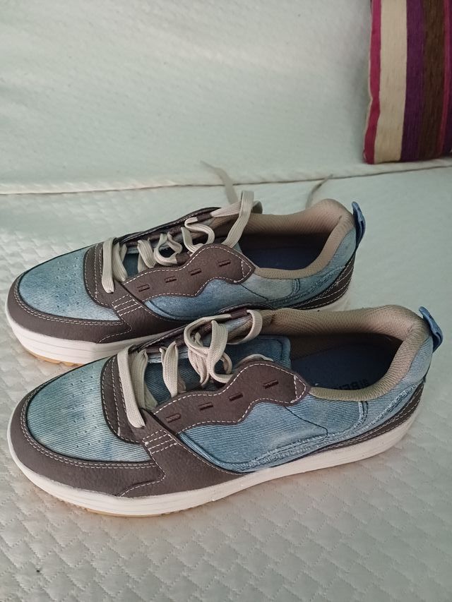 Zapatillas deportivas azules y marrones