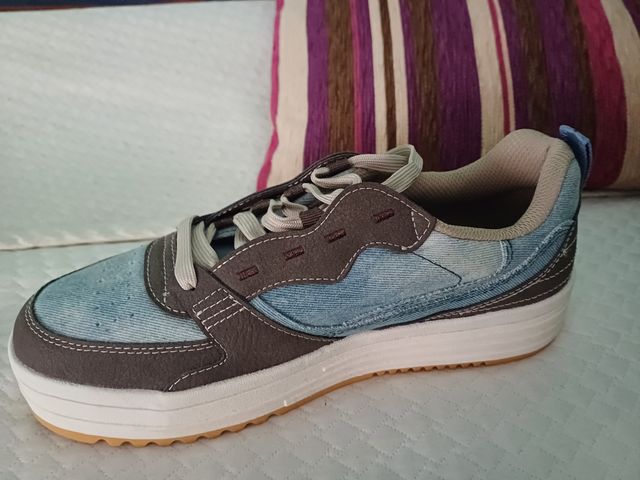 Zapatillas deportivas azules y marrones