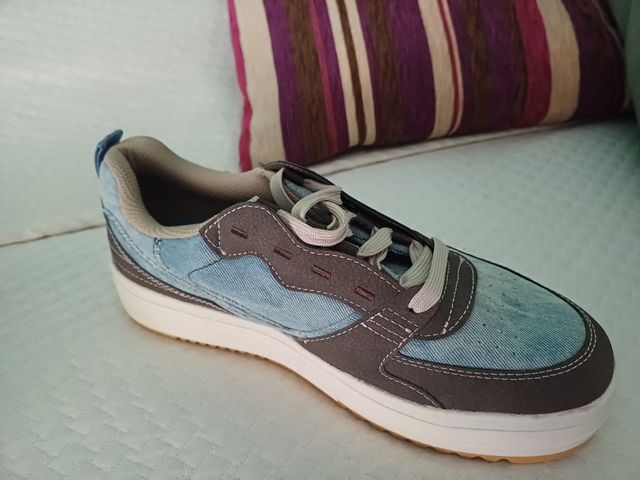 Zapatillas deportivas azules y marrones