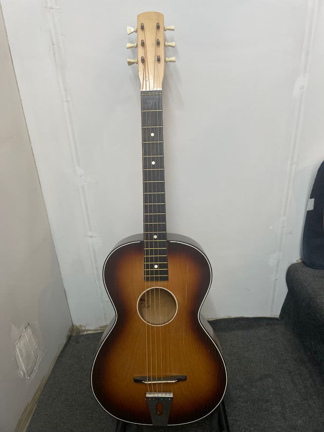 Guitarra Egmon Toledo 1957 La primera de Harrison.