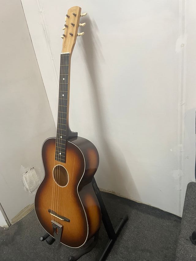 Guitarra Egmon Toledo 1957 La primera de Harrison.