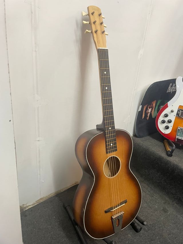 Guitarra Egmon Toledo 1957 La primera de Harrison.