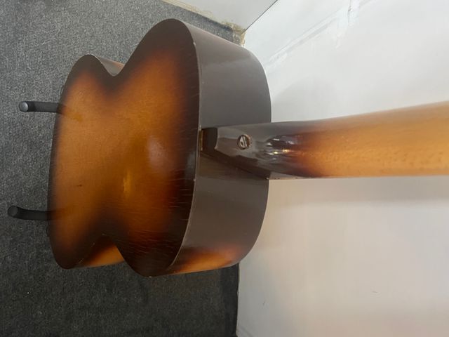 Guitarra Egmon Toledo 1957 La primera de Harrison.