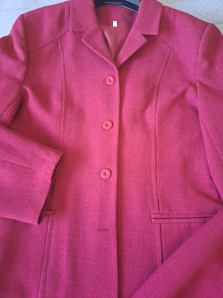 Traje chaqueta y pantalón rojo burdeos.