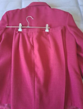 Traje chaqueta y pantalón rojo burdeos.