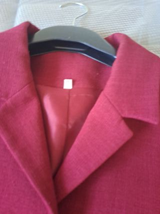 Traje chaqueta y pantalón rojo burdeos.