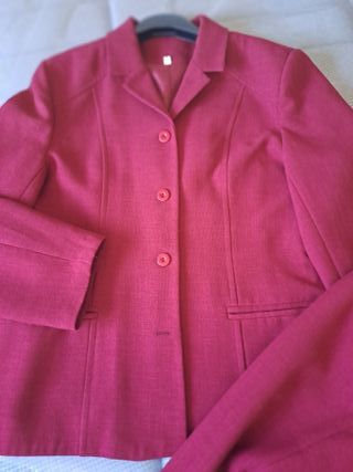 Traje chaqueta y pantalón rojo burdeos.