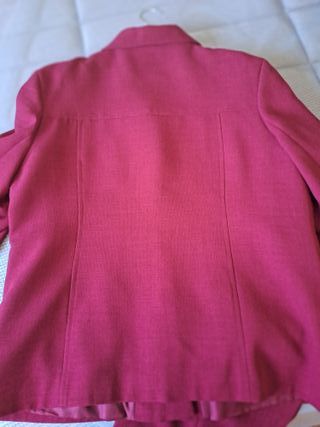 Traje chaqueta y pantalón rojo burdeos.