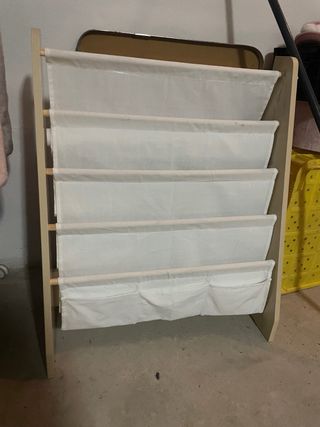 Estantería infantil con bolsillos