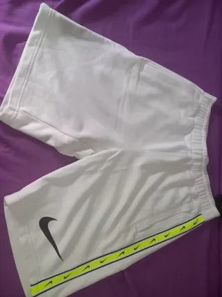 Pantalón corto Nike blanco con logo