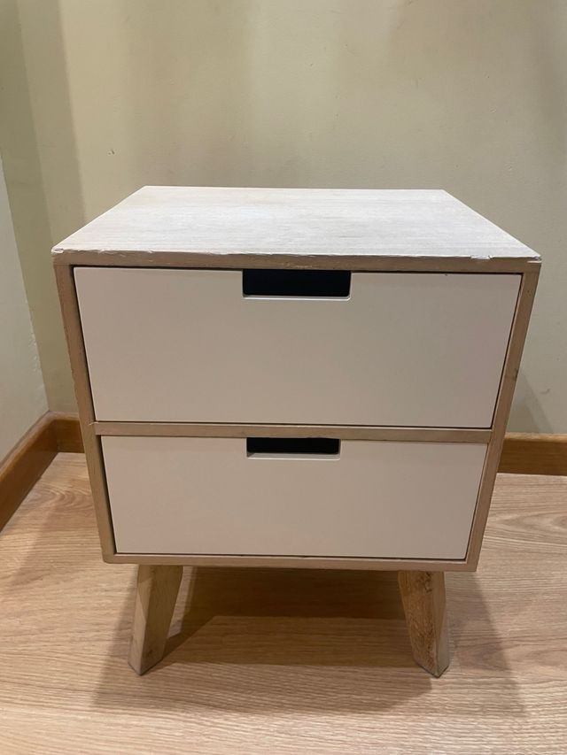 Mesilla de noche blanca y madera