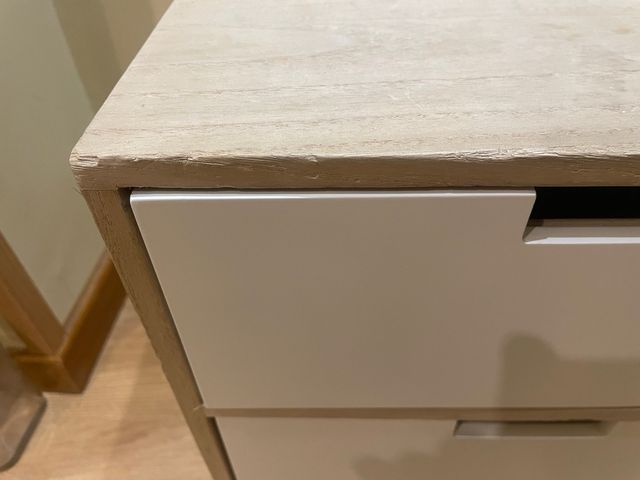 Mesilla de noche blanca y madera