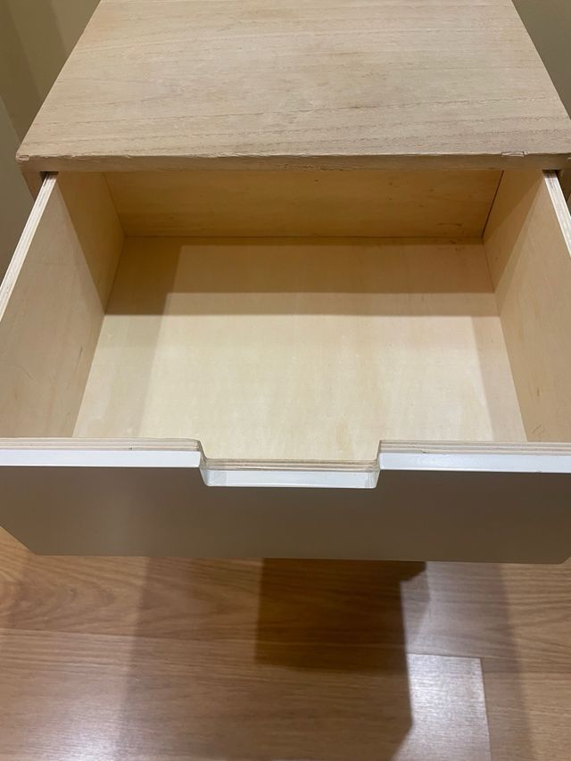 Mesilla de noche blanca y madera