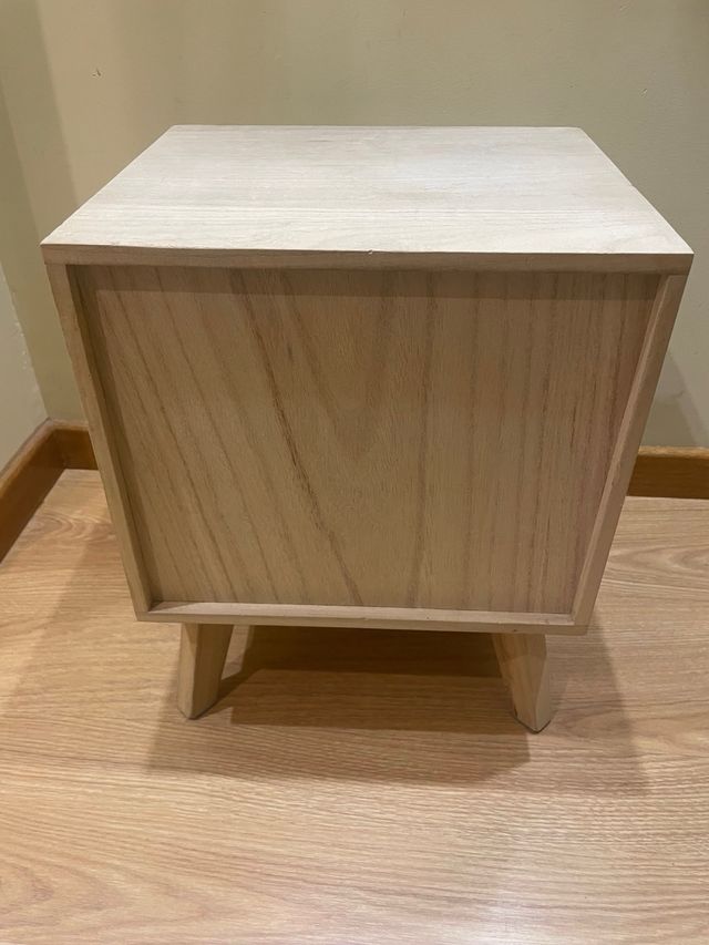 Mesilla de noche blanca y madera