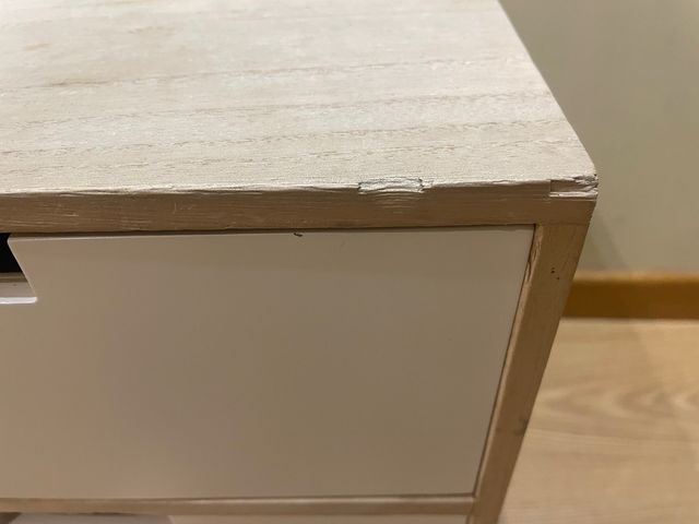 Mesilla de noche blanca y madera