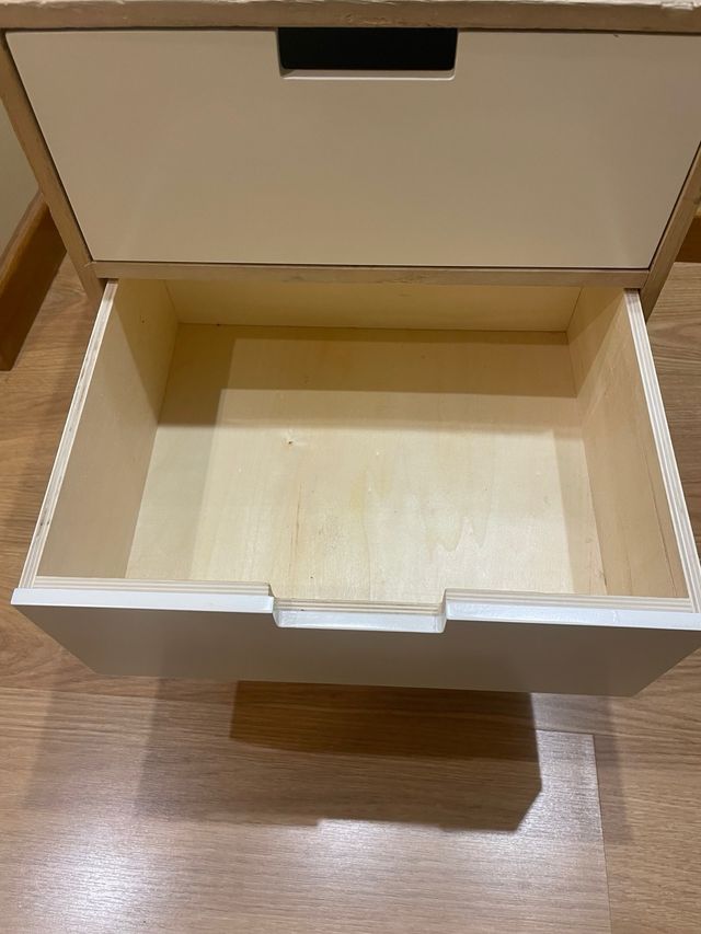 Mesilla de noche blanca y madera