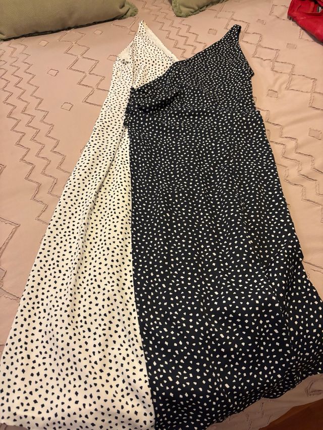 Vestido bicolor con topos