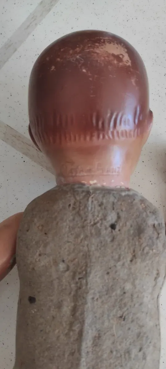 Muñeca antigua de cartón