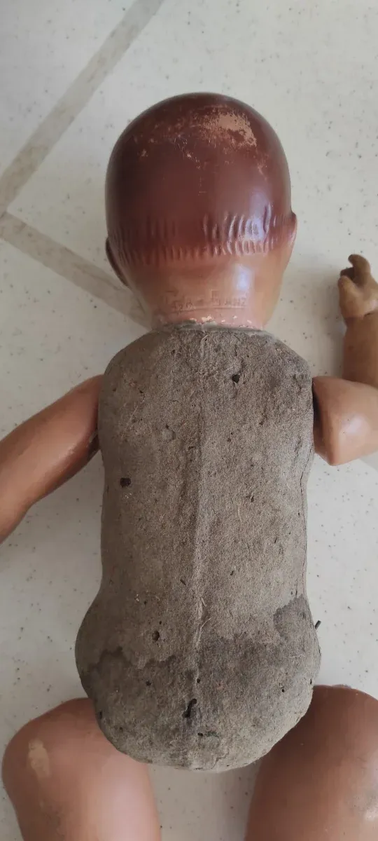 Muñeca antigua de cartón