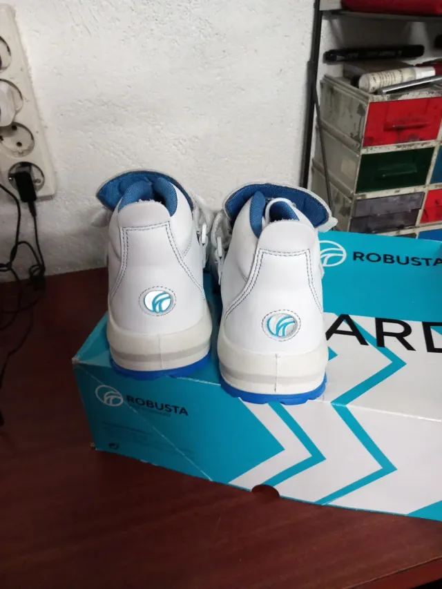 Botas de seguridad ROBUSTA blancas y azules