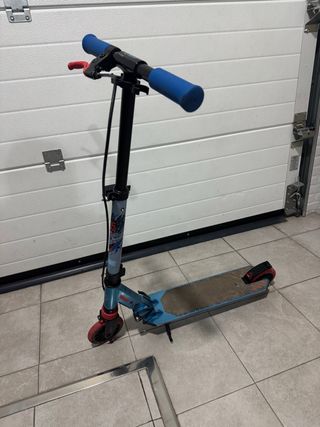 Patinete azul y rojo