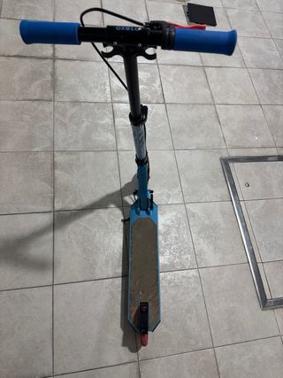 Patinete azul y rojo