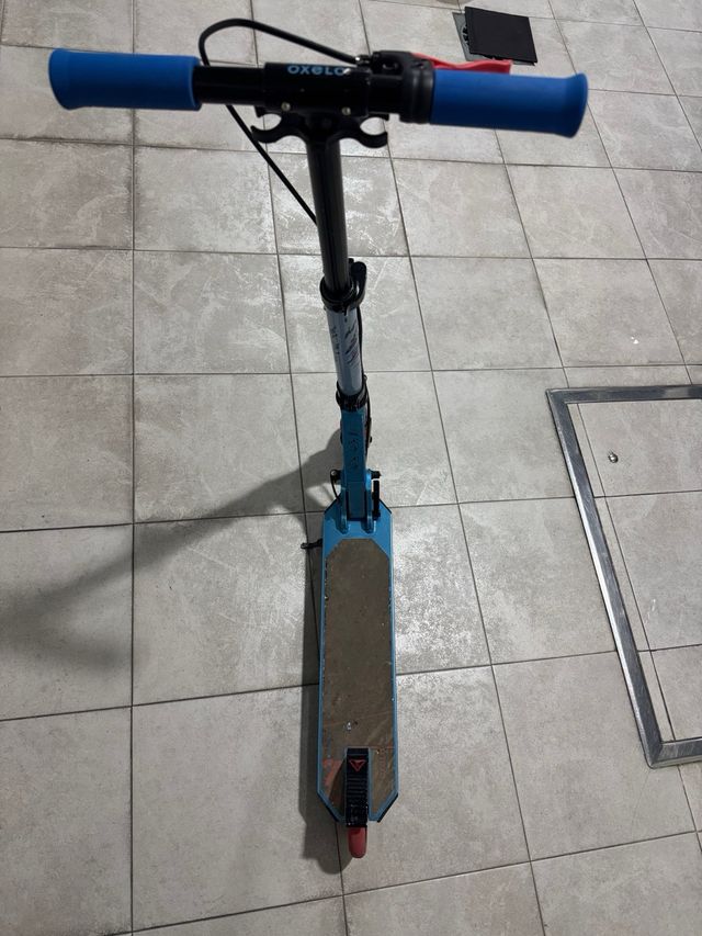 Patinete azul y rojo